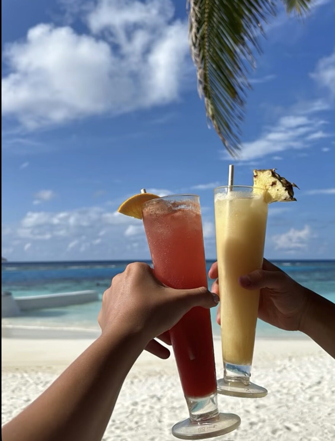 Cocktails anstoßen am Strand